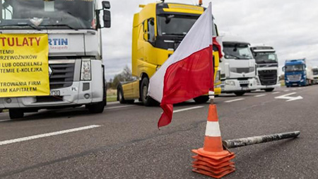 Польские перевозчики заблокировали украинско-польскую границу, парализовав движение в пункте пропуска