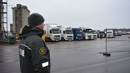На ряде погранпунктов в Литве начинает действовать система предварительной записи в очередь для грузовиков