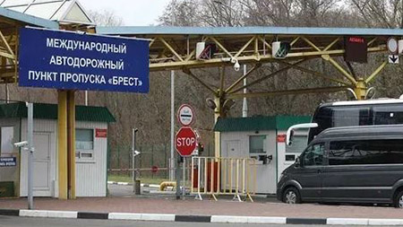 Поток машин, стремящихся пересечь границу, постепенно сокращается, не смотря на наличие проблем