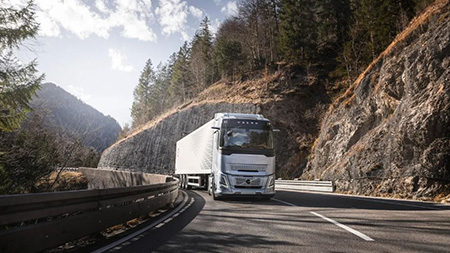 Компания Volvo Trucks внедряет инновационную систему автоматического глушения и запуска двигателя, чтобы сократить расход топлива и выбросы CO2