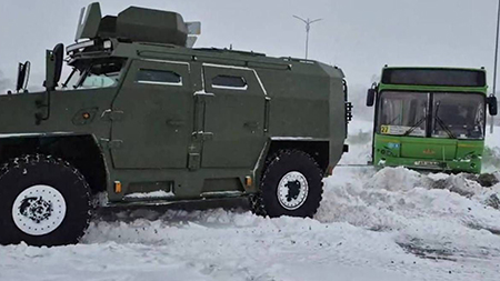 Какие машины используются для буксировки большегрузных автомобилей и автобусов во время снегопадов