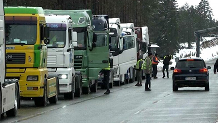 В Черногории водители грузового транспорта перекрывают пункты пропуска на границе